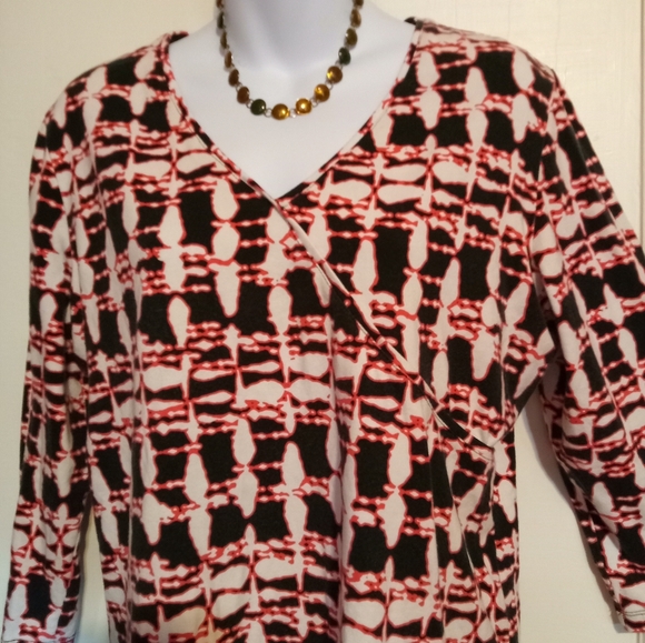 🛍️ BUNDLE ONLY 🛍️Lark Lane Chic Black and Red Patterned Blouse - Picture 3 of 6